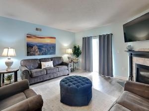 Χώρος καθιστικού στο Prime Pines Whispering Pines 333