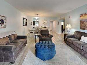 Χώρος καθιστικού στο Prime Pines Whispering Pines 333