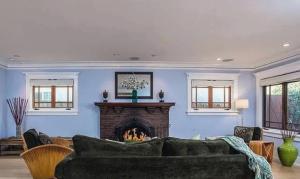 Et opholdsområde på Two Bedroom Beach Bungalow in Venice