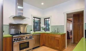 Køkken eller tekøkken på Two Bedroom Beach Bungalow in Venice