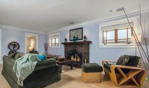 Et opholdsområde på Two Bedroom Beach Bungalow in Venice