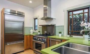 Køkken eller tekøkken på Two Bedroom Beach Bungalow in Venice