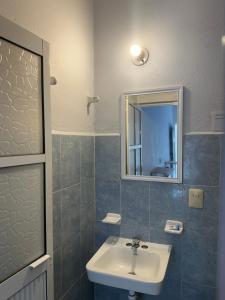 un baño con lavabo y espejo en Punta Sol, en Brisas de Zicatela