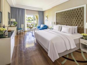 Postel nebo postele na pokoji v ubytování Rixos Sharm El Sheikh - Adults Only 18 Plus
