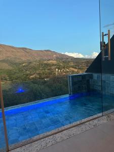 una piscina con vistas a la montaña en Pousada Vista do Voo, en Brumadinho 7 fotos más