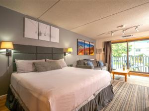 Postel nebo postele na pokoji v ubytování Ski in, Ski out Studio Smugglers' Notch Resort