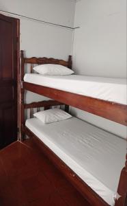 two bunk beds on a boat withthritisthritisthritisthritisthritisthritisthritisthritisthritis at Nómadas del Pacífico in Tapantí