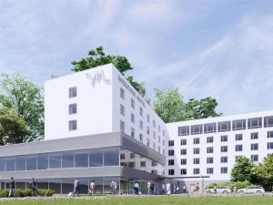 un edificio con gente parada fuera de él en Mercure Parkhotel Mönchengladbach, en Mönchengladbach
