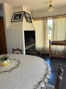 En eller flere senge i et værelse på Estancia La Paulina + 14 billeder