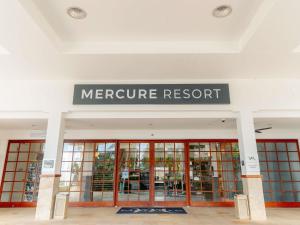 eine Ladenfront mit dem Eingang zum Mercure Resort in der Unterkunft Mercure Gold Coast Resort in Gold Coast