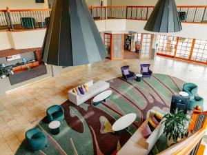 einen Blick über das Wohnzimmer mit Sofas und Stühlen in der Unterkunft Mercure Gold Coast Resort in Gold Coast