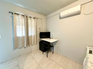 Habitación con escritorio y ordenador. en Pousada da Laís, en Blumenau 27 fotos más