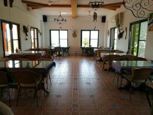 una sala da pranzo con tavoli, sedie e finestre di Wishingwell B&B a Donghe