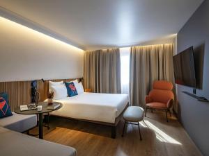 Giường trong phòng chung tại Novotel Nice Arenas Aeroport