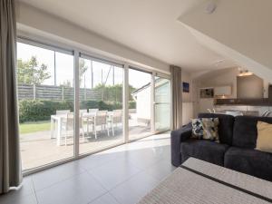 LombardsijdeにあるZee en Polder H138のソファとテーブルのあるリビングルーム