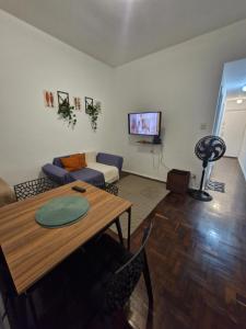 aconchegante ape copacabana電視和／或娛樂中心