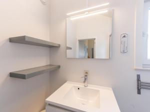 LombardsijdeにあるZee en Polder H138の洗面台と鏡のあるバスルーム +19枚の写真