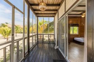 ein Zimmer mit Balkon mit Blick auf den Strand in der Unterkunft Tekio Beach Hotel in Holbox
