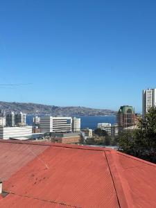 a view of a city with a red roof at Amplia Casa en Viña del Mar in Viña del Mar