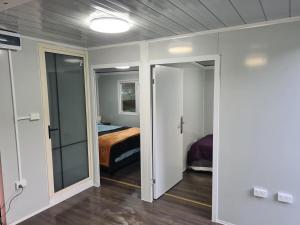 Ένα ή περισσότερα κρεβάτια σε δωμάτιο στο Sleeps 3 to 4 - - 200m from beach