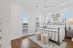 une chambre blanche avec un lit et deux fenêtres dans l'établissement Mermaid Cove, à Inlet Beach 41 autres photos