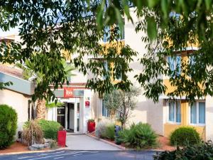 a building with the entrance to a hospital at ibis Beziers Est Mediterranee A9/A75 in Béziers