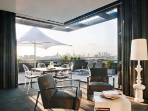 Ruang duduk di The Cullen Melbourne - Art Series