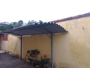 un paraguas negro en el lateral de un edificio en Casa Aconchegante em Miguel Pereira, en Miguel Pereira