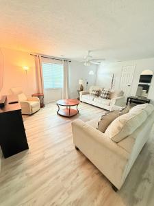 Posezení v ubytování Getaway at 26 Oxford Ct