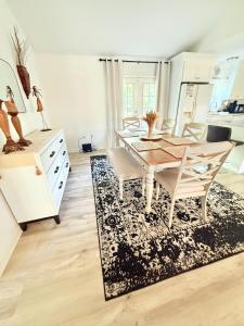 Posezení v ubytování Getaway at 26 Oxford Ct