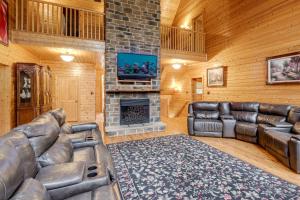 un soggiorno con mobili in pelle e un camino di Idyllic Mtn Retreat with Hot Tub Near Shenandoah NP! a Zepp