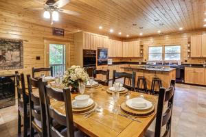 una cucina e una sala da pranzo con tavolo e sedie in legno di Idyllic Mtn Retreat with Hot Tub Near Shenandoah NP! a Zepp