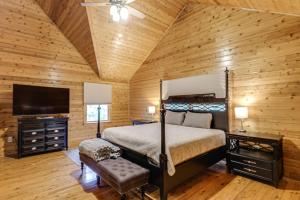 una camera da letto con un letto e una TV a schermo piatto di Idyllic Mtn Retreat with Hot Tub Near Shenandoah NP! a Zepp