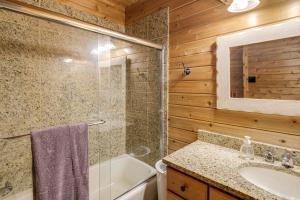 un bagno con doccia, lavandino e vasca di Idyllic Mtn Retreat with Hot Tub Near Shenandoah NP! a Zepp Altre 37 foto