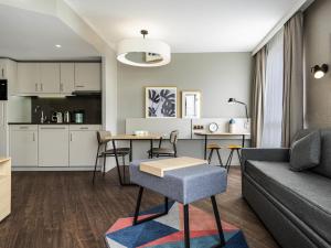 Η κουζίνα ή μικρή κουζίνα στο Aparthotel Adagio Paris Suresnes Longchamp