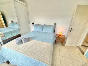 Ένα ή περισσότερα κρεβάτια σε δωμάτιο στο Apartamento com piscina em Olaria +25 φωτογραφίες