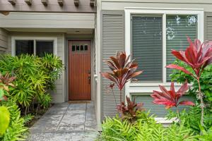 une maison avec une porte rouge et quelques plantes dans l'établissement Lovely Palm Villas Condo with Private Mauna Lani Beach Club Access, à Waikoloa 56 autres photos