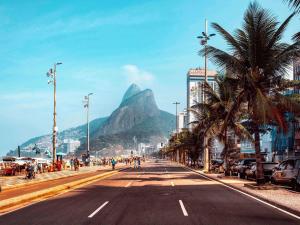 a city street with a mountain in the background at ibis Copacabana Posto 2 in Rio de Janeiro