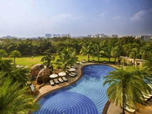 ハイデラバードにあるNovotel Hyderabad Convention Centreのリゾートのプールの俯瞰図
