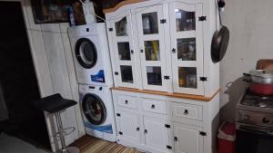 y cocina con lavadora, lavadora y secadora. en Casas de passed, en Balneario Buenos Aires