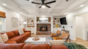 エドモンドにあるLuxury 3 Bdr Edmond, Fuseball, Pac-man, Sleeps 9のソファと暖炉のあるリビングルーム