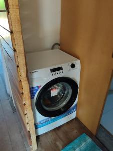 una lavadora y secadora en una habitación pequeña en Casas de passed, en Balneario Buenos Aires