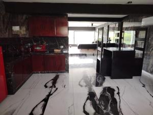 une grande cuisine avec un sol en marbre et des armoires dans l'établissement Río 3 Spacious Loft with incredible river views, à Tierra Colorada