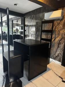 un bureau noir dans une pièce avec un mur en pierre dans l'établissement Río 3 Spacious Loft with incredible river views, à Tierra Colorada 12 autres photos