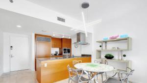 Una cocina y un comedor con mesa y sillas. en Penthouse ICON W Hotel WaterViews Balcony Brickell, en Miami 14 fotos más