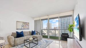 Una sala de estar con un sofá y una ventana grande. en Penthouse ICON W Hotel WaterViews Balcony Brickell, en Miami