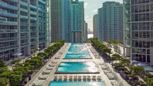 Una vista aérea de una piscina en una ciudad con edificios altos. en Penthouse ICON W Hotel WaterViews Balcony Brickell, en Miami