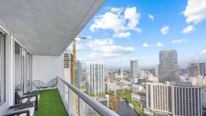 Un balcón con vista a una ciudad en Penthouse ICON W Hotel WaterViews Balcony Brickell, en Miami