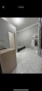 a room with a marble tile floor and a counter at Karfamily 
