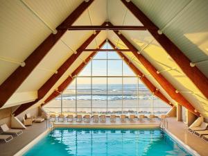 ル・テュケ・パリ・プラージュにあるibis Thalassa Le Touquetの大きな窓付きの客室内のプールを利用できます。